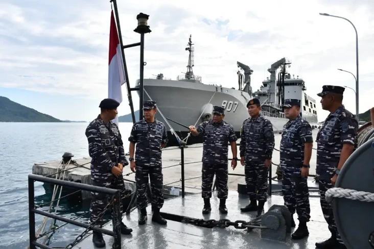 Pangkoarmada RI Periksa...