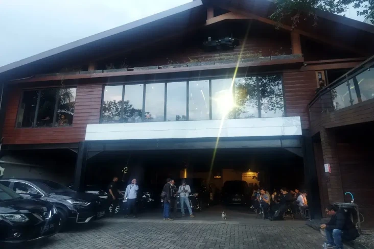 Respons Perizinan Bar,...