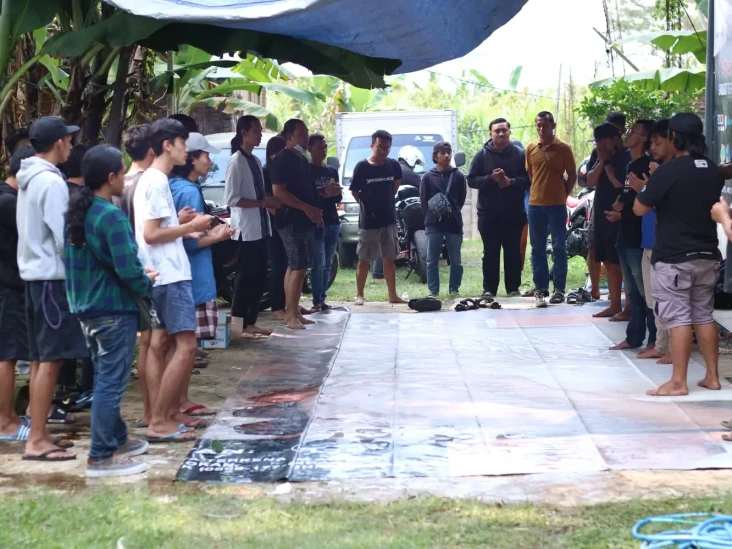 Pertama Kali, Komunitas...