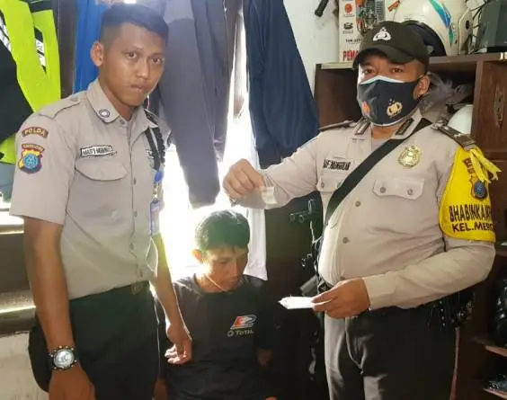 Panik Bawa Sabu, Pengendara...
