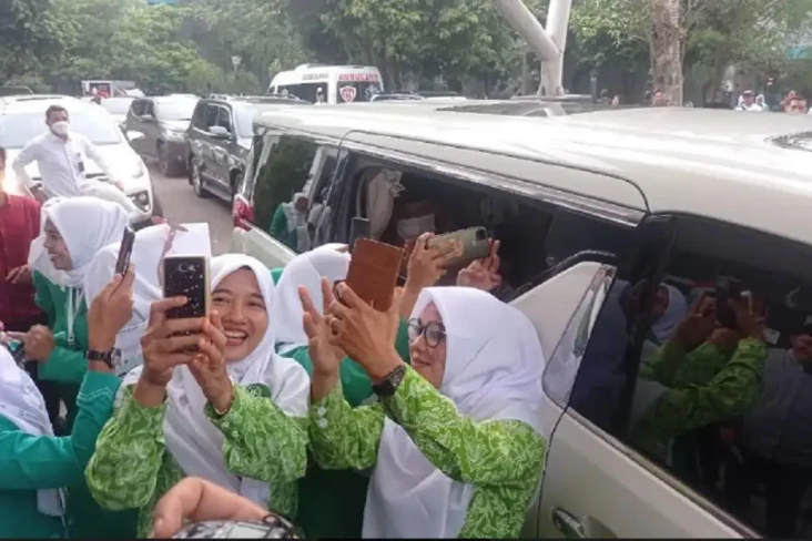 Momen Prabowo Diserbu...