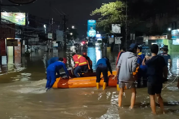 3 Aliran Sungai Meluap,...