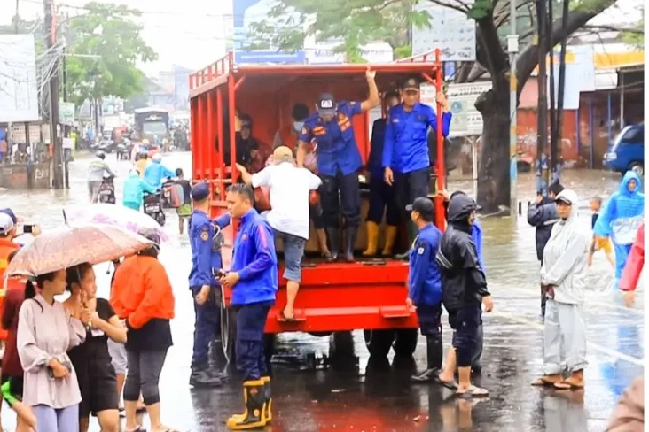 Hujan Mereda, Banjir...