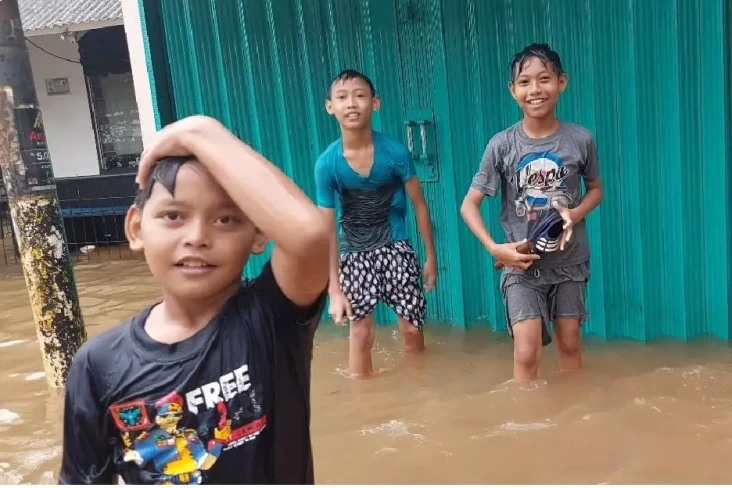 Keseruan Anak-anak Bermain...