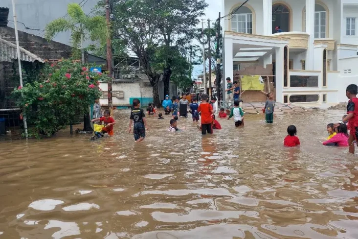 Ragam Kisah Warga Kembangan...
