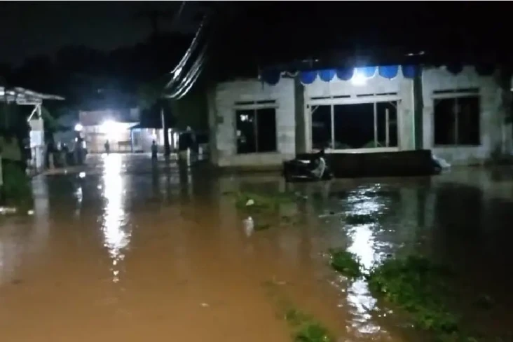 Banjir dan Longsor Kepung...