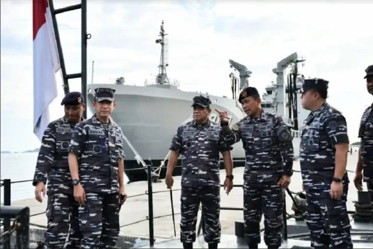 Cek Kesiapan KRI, Pangkoarmada...
