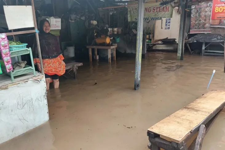 Puluhan Warga Mengungsi...