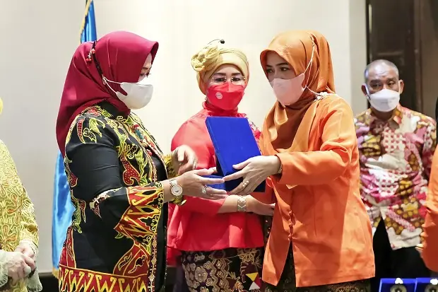 Bupati Winarti Raih...