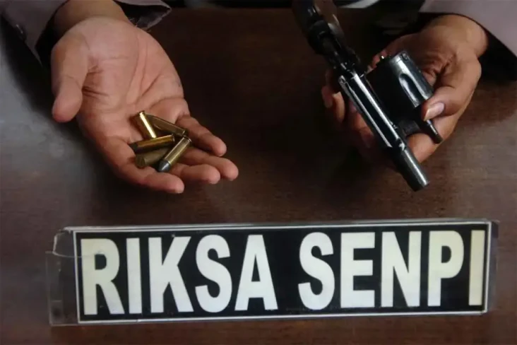 Polisi Tembak Polisi,...