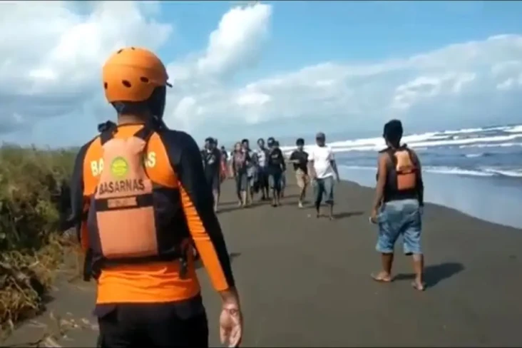 Dihantam Ombak Besar...