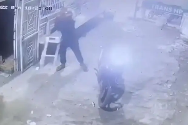 Aksi Pemotor Curi Kotak...