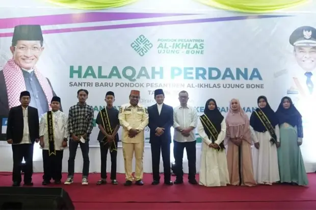 Hadir di Bone, Manajemen...
