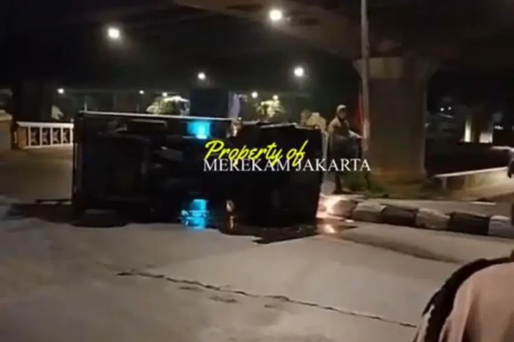 Mobil Boks Terguling...