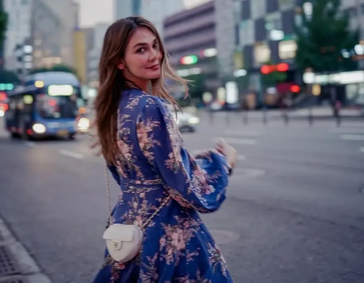 Luna Maya Liburan di...