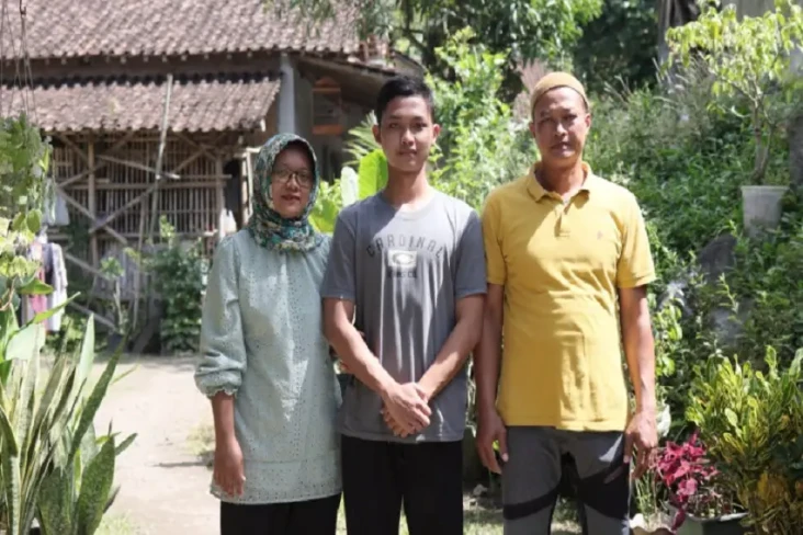 Kisah Adam, Putra Tukang...