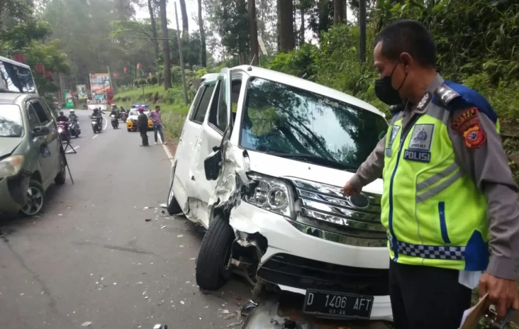 Minibus Tabrakan di...
