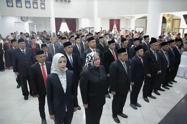 Pejabat Direksi dan...