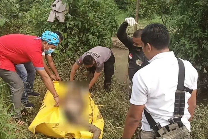 Mayat Wanita Tanpa Pakaian...