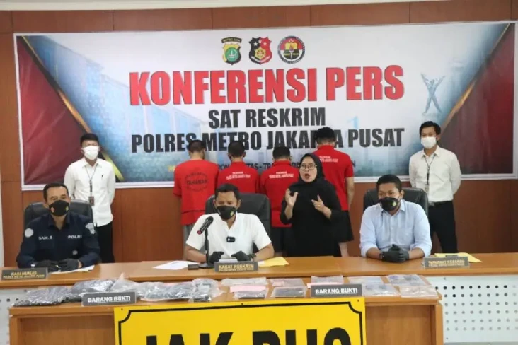 4 Perampok di Apartemen...