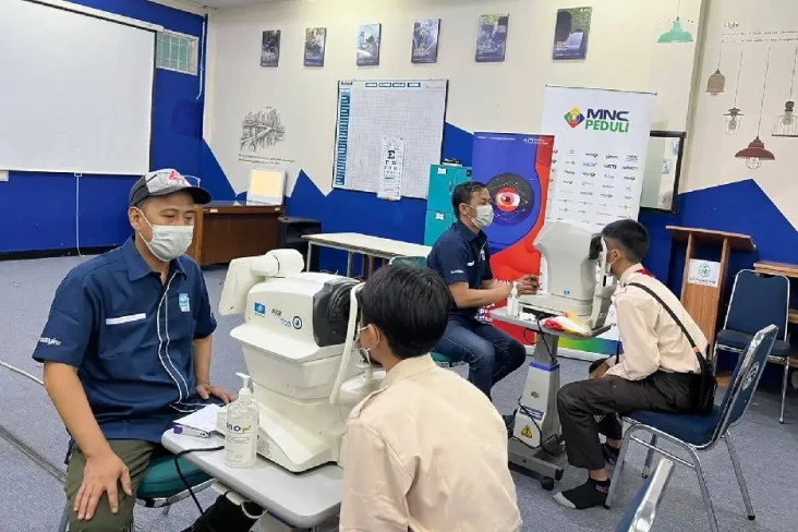 MNC Peduli dan Essilor...