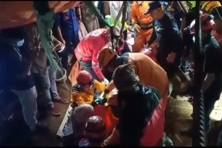 3 Pekerja Bangunan Tertimbun...