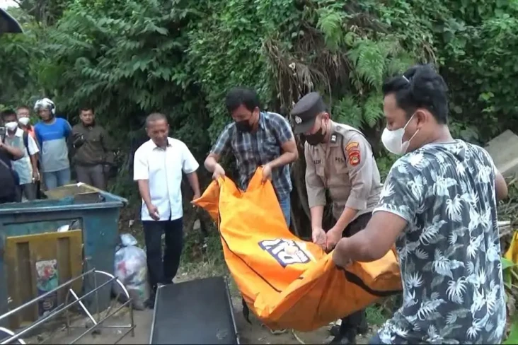 Mayat Penuh Luka Tusuk...