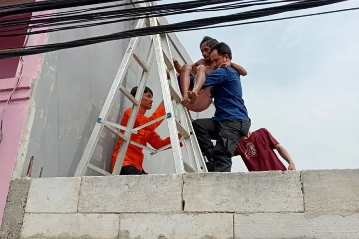 Tersengat Listrik, Pekerja...