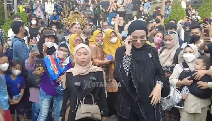 Kiky Saputri Jajal Catwalk...