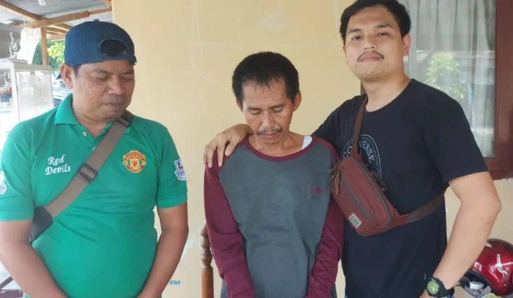 Asyik Santai di Rumah,...