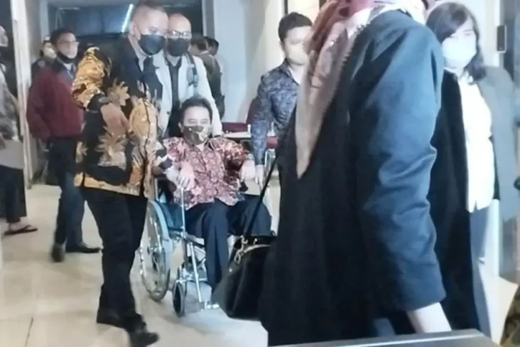 Roy Suryo Pakai Kursi...