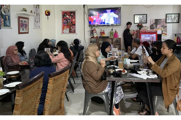 Warung Korea Pop Suguhkan...