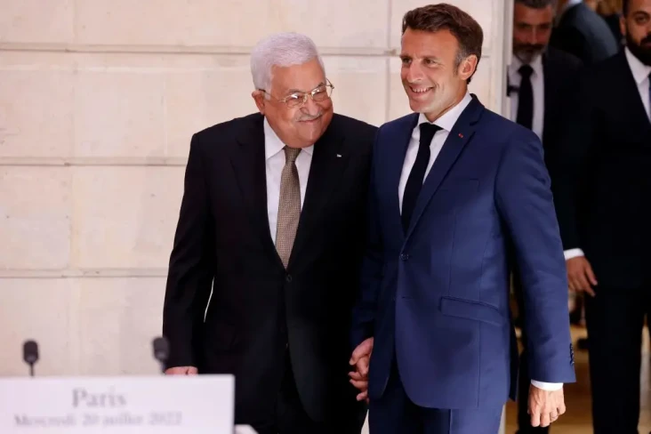 Senyum Macron saat Dengar...