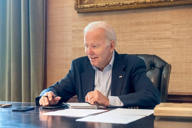Biden Terus Batuk dan...