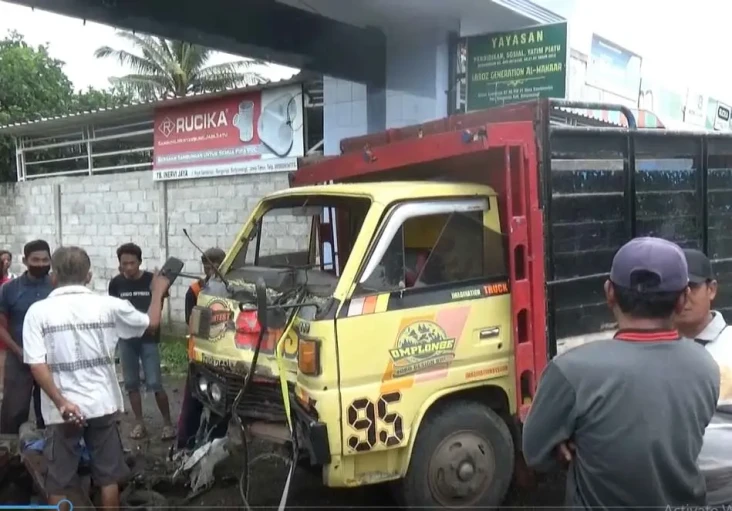 Truk Tabrak 3 Orang...