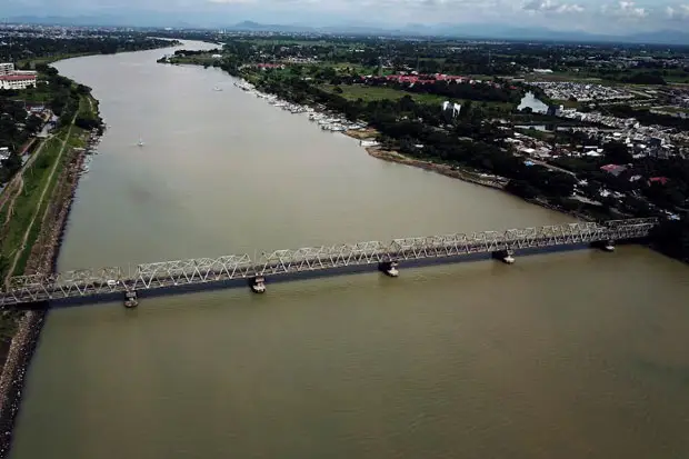 Jembatan Barombong Diusul...