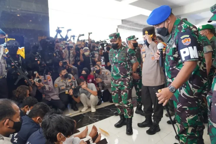 Lima Penembak Istri...