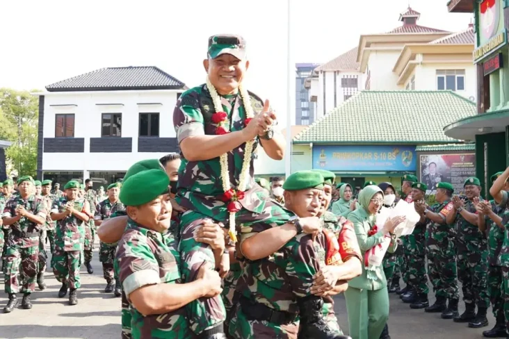 Kunjungi Satuan di Kodam...