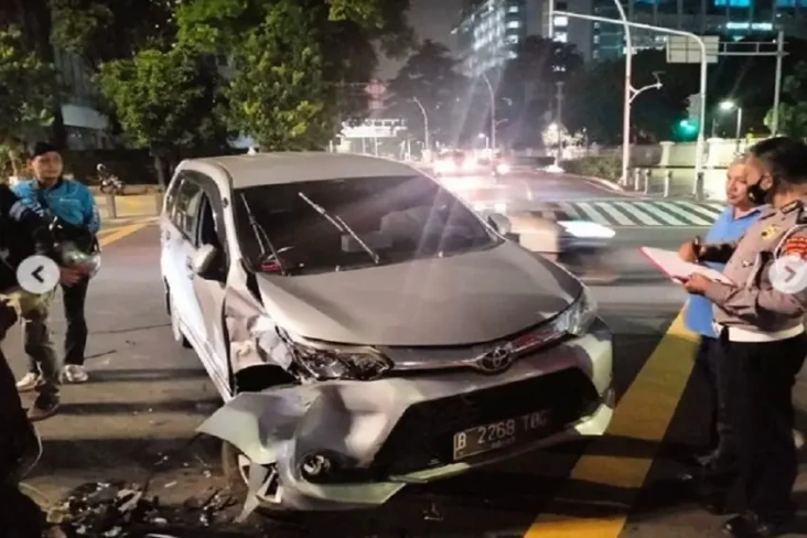 2 Mobil Kecelakaan di...