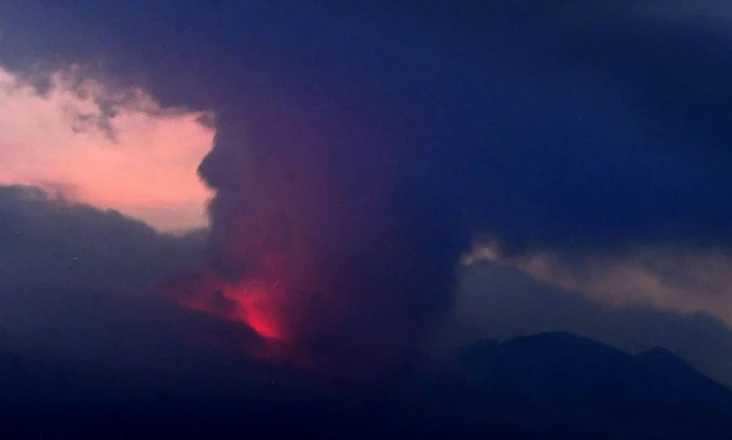 Gunung Sakurajima Meletus,...