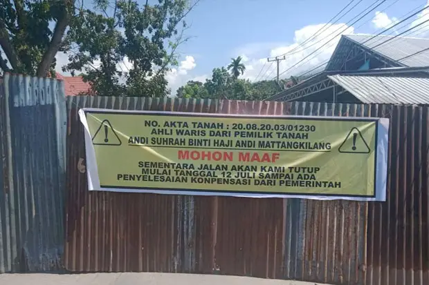 Warga di Kota Palopo...