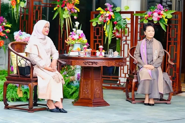 Saat Ibu Iriana Dijamu...