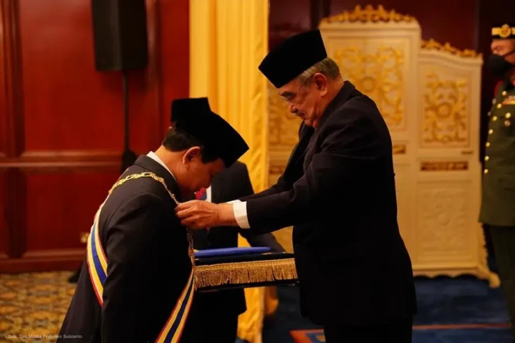 Ini Momen Prabowo Dianugerahi...