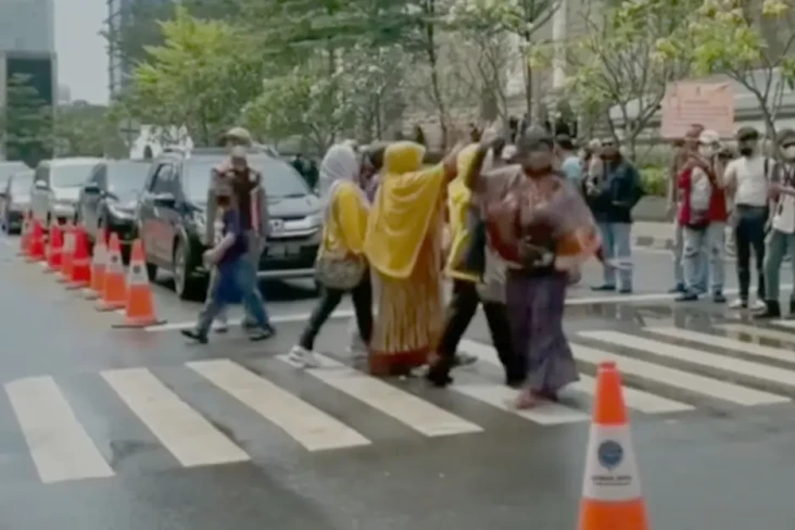 Emak-emak Beraksi di...