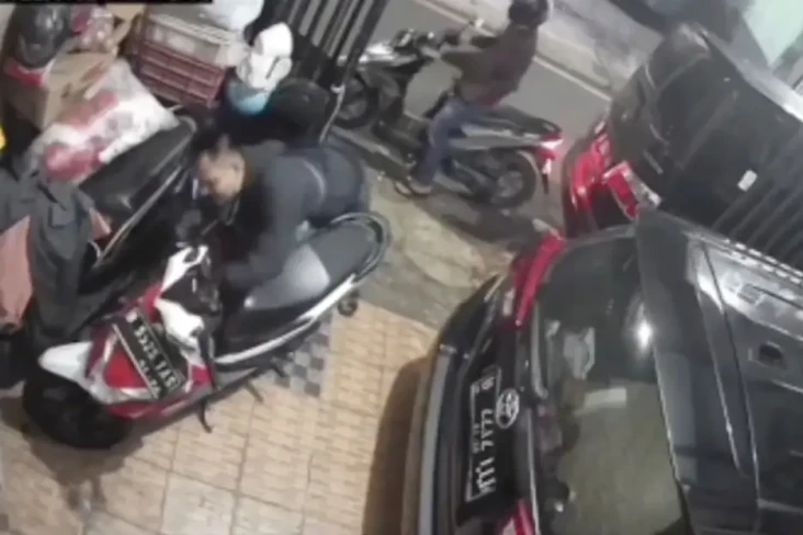 Terekam CCTV, Duo Bandit...