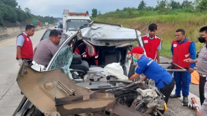 Tabrak Truk Fuso di...