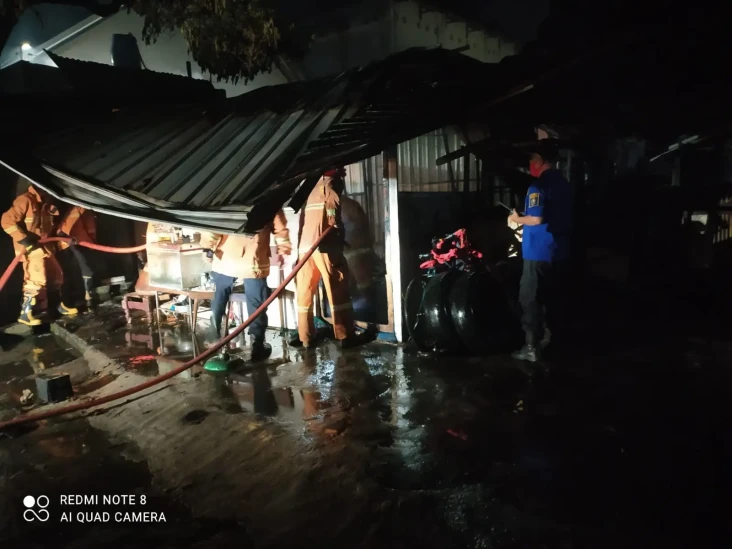 Mobil dan Bangunan Terbakar,...