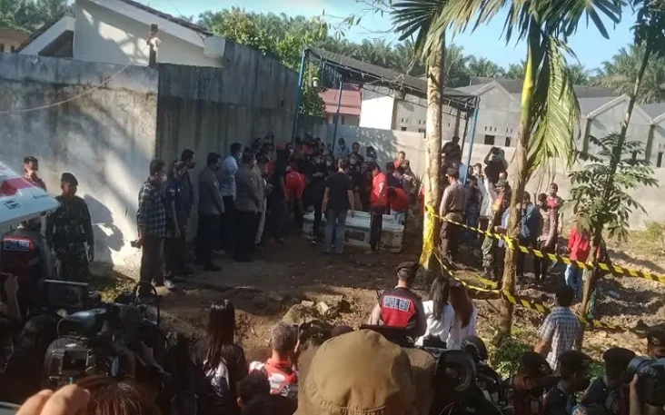 Makam Dibongkar untuk...