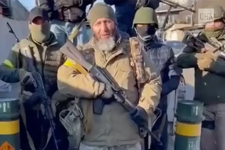 Profil Isa Akayev, Komandan...