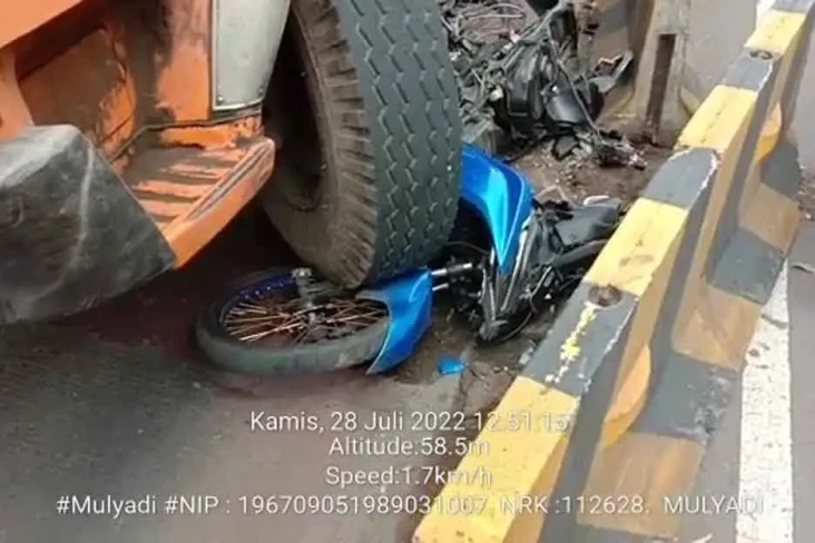 Truk Sampah Tabrak Pemotor...